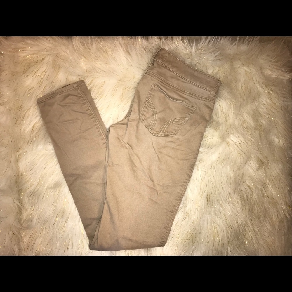 Tan hollister pants 😍